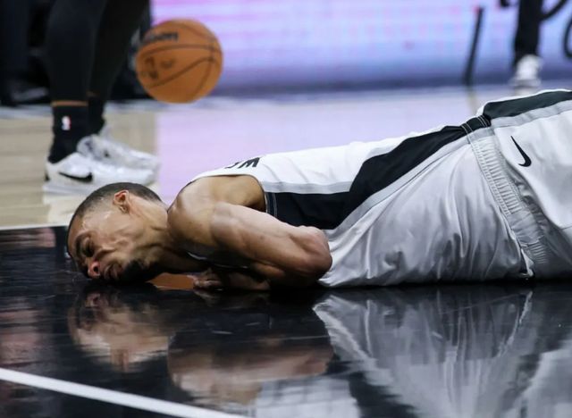 开拓者逆转马刺亨德森爆发文班伤退系列赛1-1平