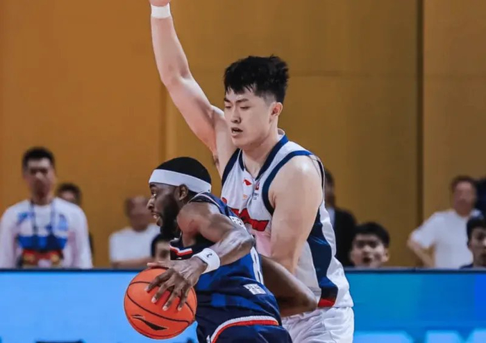 广东男篮力克广州晋级季后赛次轮 张皓嘉防守建